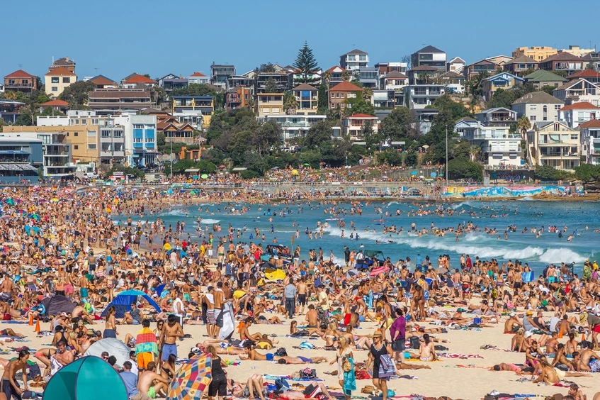 Playa con una multitud