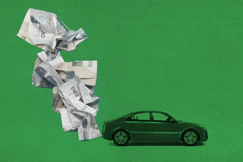 Coche con billetes en el tubo de escape