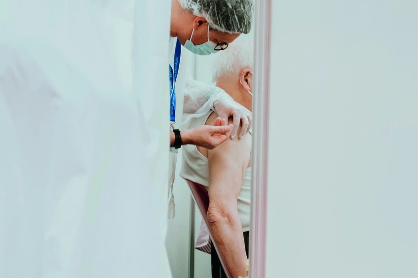 Medico vacuna anciano