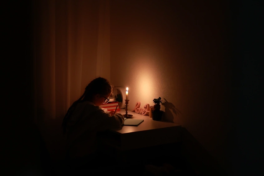 Niña estudiando