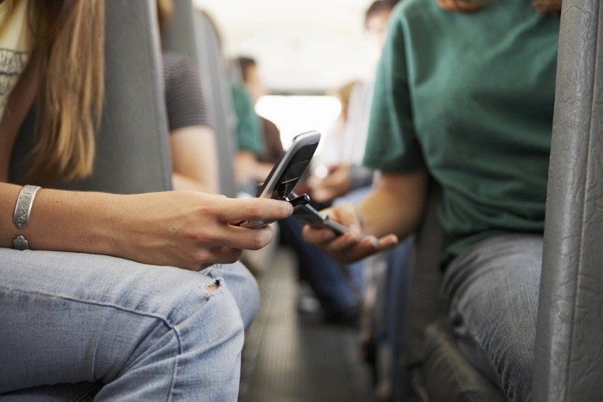 Jóvenes móviles autobús