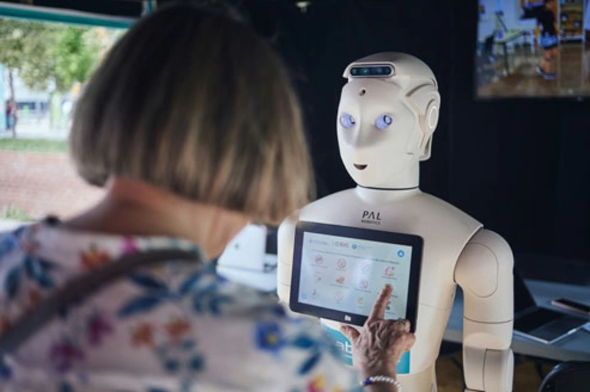 Una mujer con un robot