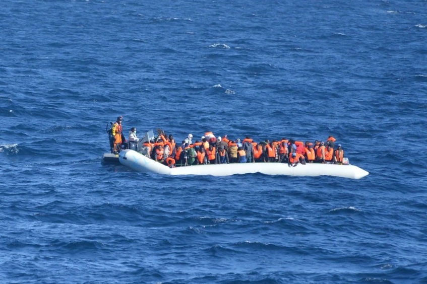 Lancha de inmigrantes avistada cerca de Canarias