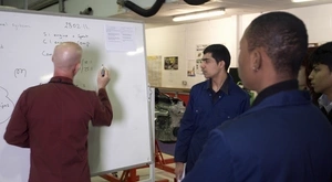 Profesor con indicaciones a alumnos en prácticas