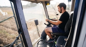 Agricultor en cosechadora