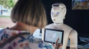 Una mujer con un robot